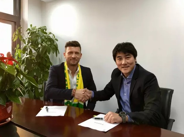 太阳落山了，滴滴才恋恋不舍地离开猫男爵。
